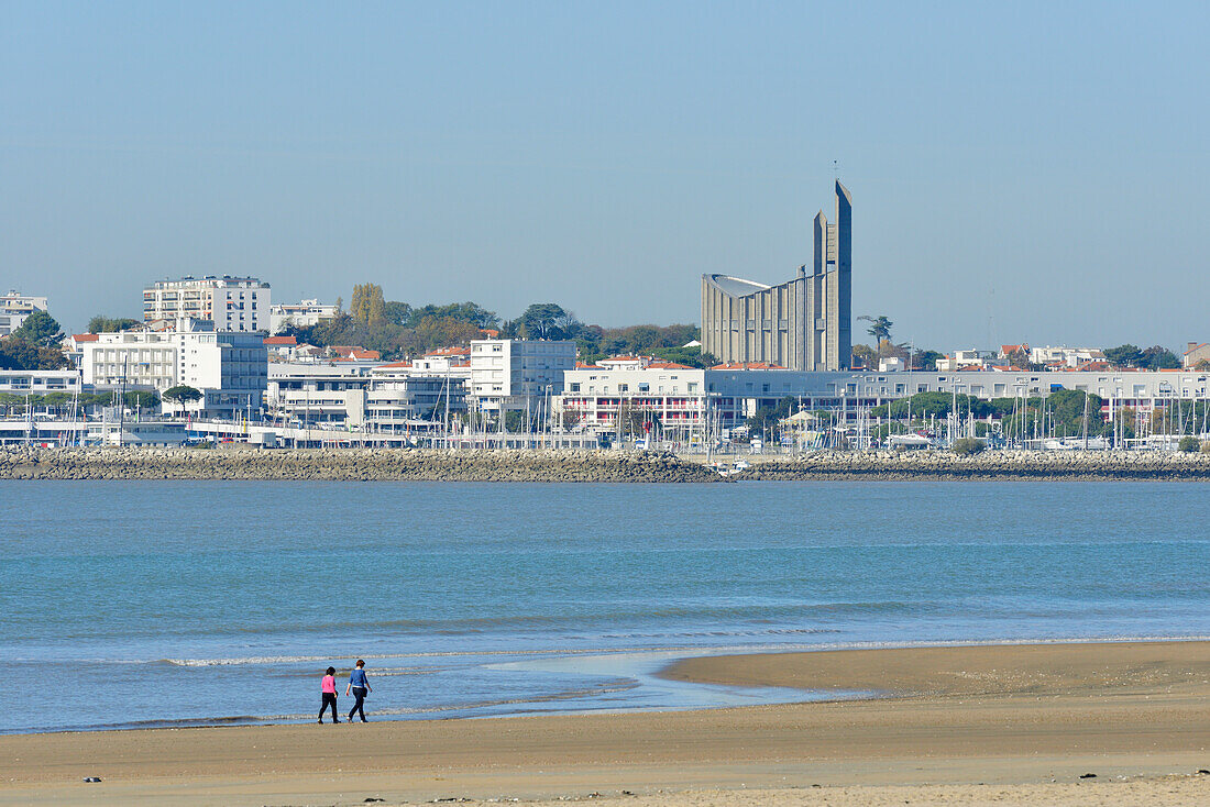 Frankreich, Charente Maritime, Royan, der Strand, die Strandpromenade und die Kirche Notre Dame, komplett in Beton gebaut, entworfen vom Architekten Guillaume Gillet