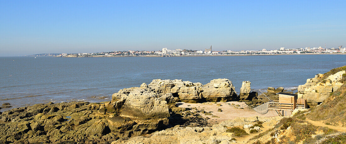 Frankreich, Charente Maritime, Royan, die Strandpromenade, Stelzenhütte für Carrelet (Fischerhütte), Fischernetz und im Hintergrund die Kirche Notre Dame, komplett in Beton gebaut, entworfen vom Architekten Guillaume Gillet