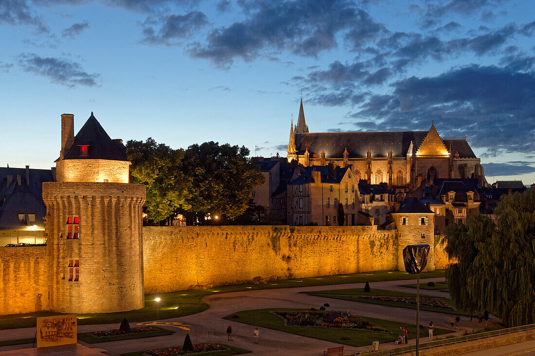 Frankreich, Morbihan, Golf von Morbihan, Vannes, die Festungsmauern, der Connetable-Turm (Kommandant des französischen Turms) und die Kathedrale St-Pierre im Hintergrund