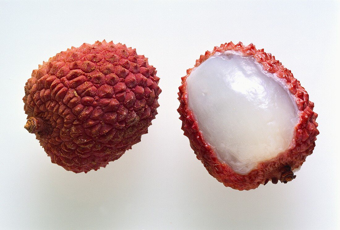 Eine ganze Lychee & eine halb geschälte Lychee