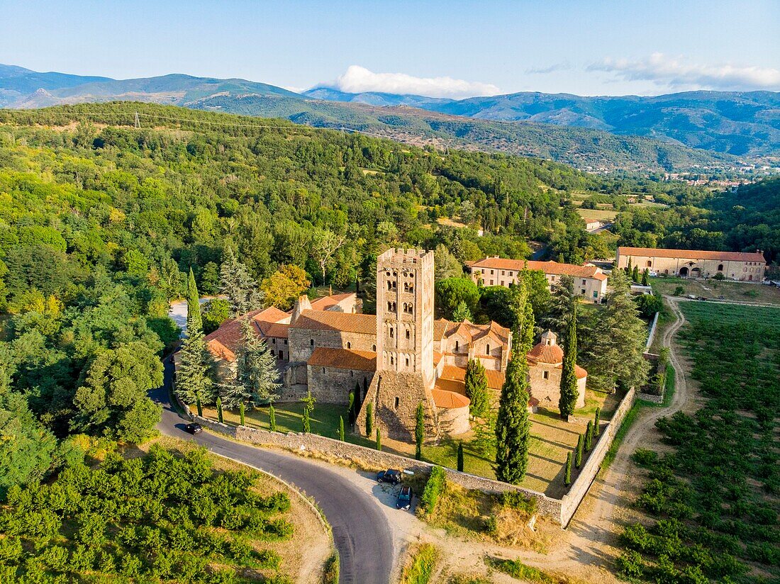 Frankreich, Pyrenees Orientales, Codalet, Abtei von Saint Michel de Cuxa, Regionaler Naturpark der katalanischen Pyrenäen (Luftaufnahme)