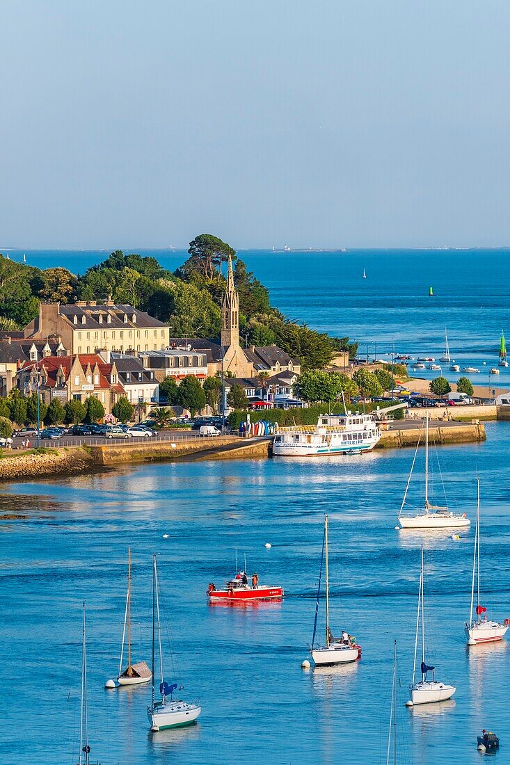 Frankreich, Finistere, Benodet, die Mündung des Flusses Odet, im Hintergrund die Inselgruppe Glenans