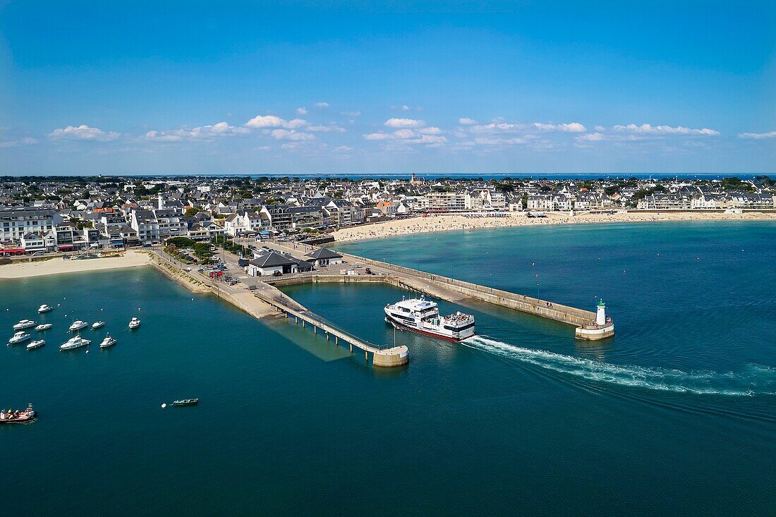 Frankreich, Morbihan, Presqu'ile de Quiberon (Quiberon-Halbinsel), Quiberon, Port Maria, die Fähre nach Belle IIe en mer (Luftaufnahme)