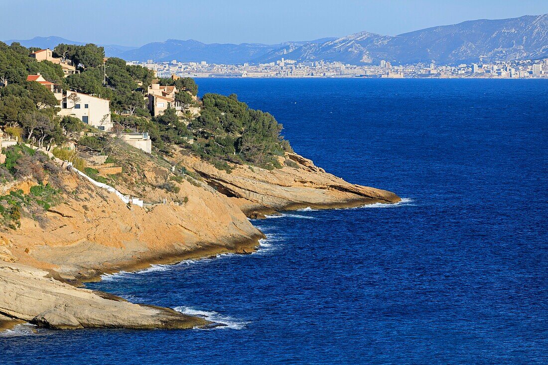 Frankreich, Bouches du Rhone, Die Blaue Küste, Ensuès la Redonne, Salzwasser der Calanque, Hafen von Marseille im Hintergrund