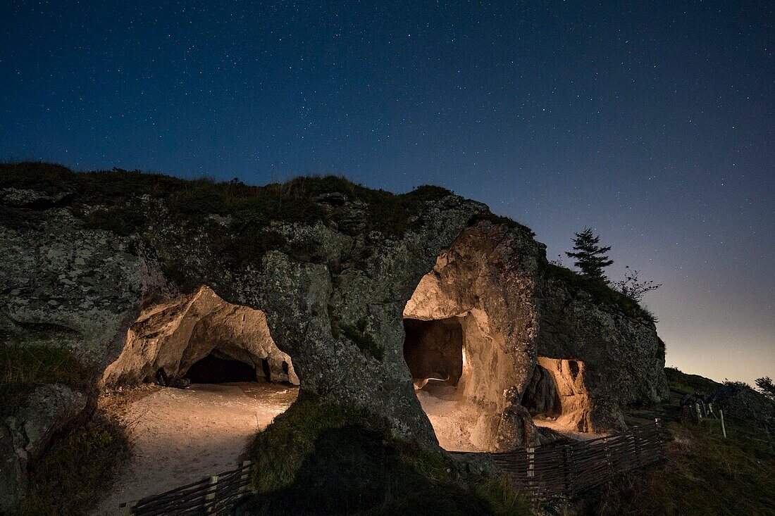 Frankreich, Puy de Dome, Regionaler Naturpark der Vulkane der Auvergne, Chaine des Puys, Orcines, Nachtansicht der Kavernen des Vulkans Le Cliersou