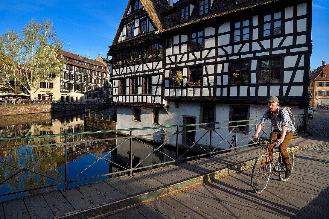 Frankreich, Bas Rhin, Straßburg, Altstadt, die von der UNESCO zum Weltkulturerbe erklärt wurde, Stadtteil Petite France, Pont du Faisan am Fluss Ill