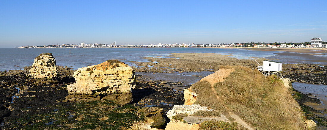 Frankreich, Charente Maritime, Royan, die Strandpromenade, Hütte auf Stelzen für Carrelet (Fischerhütte) Fischernetz und im Hintergrund die Kirche Notre Dame, vollständig in Beton gebaut, vom Architekten Guillaume Gillet konzipiert