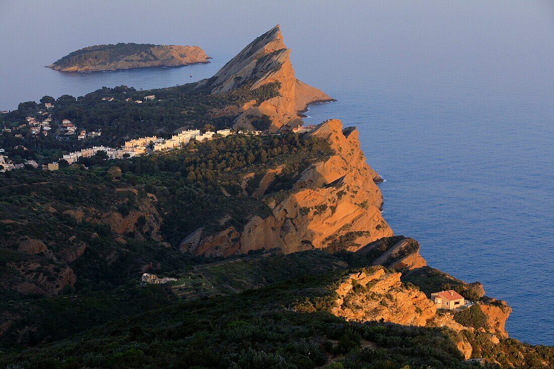 Frankreich, Bouches du Rhone, Nationalpark Calanques, Canaille-Massiv, La Ciotat, Adlerschnabel, Grüne Insel im Hintergrund