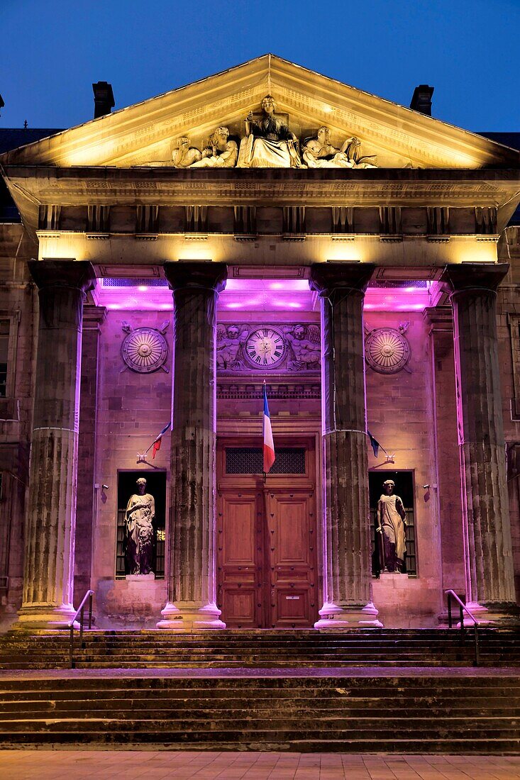 Frankreich, Marne, Reims, rue de Vesle, Gerichtsgebäude aus dem 19. Jahrhundert, Fassade, nächtliche Illuminationen