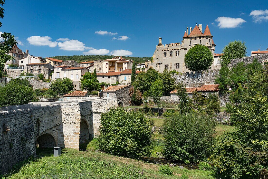 Frankreich, Puy de Dome, Saint Amant Tallende, Schloss Murol en Saint Amant, alte Brücke über den Fluss Monne