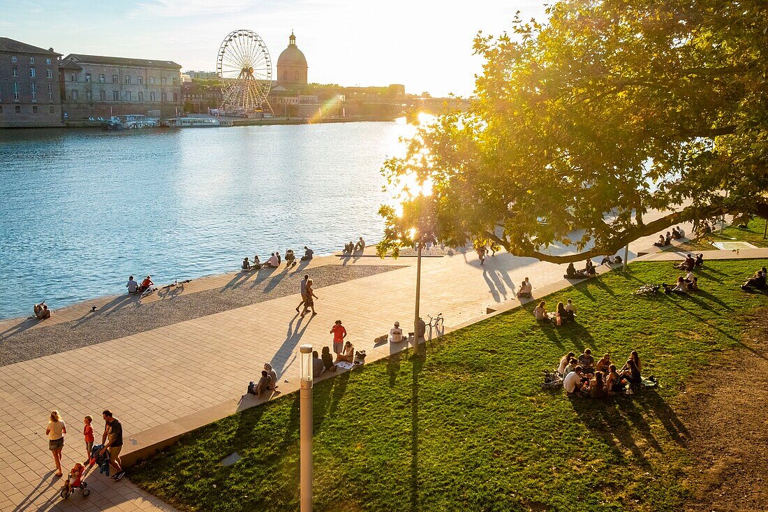 France, Haute Garonne, Toulouse, the banks of the Garonne, Place de la Daurade