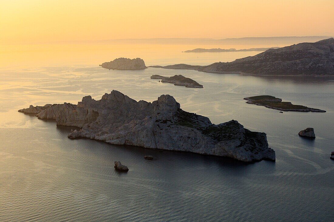 Frankreich, Bouches du Rhone, Calanques-Nationalpark, Marseille, Naturschutzgebiet Riou-Archipel, Insel Riou und Insel Maire im Hintergrund (Luftaufnahme)