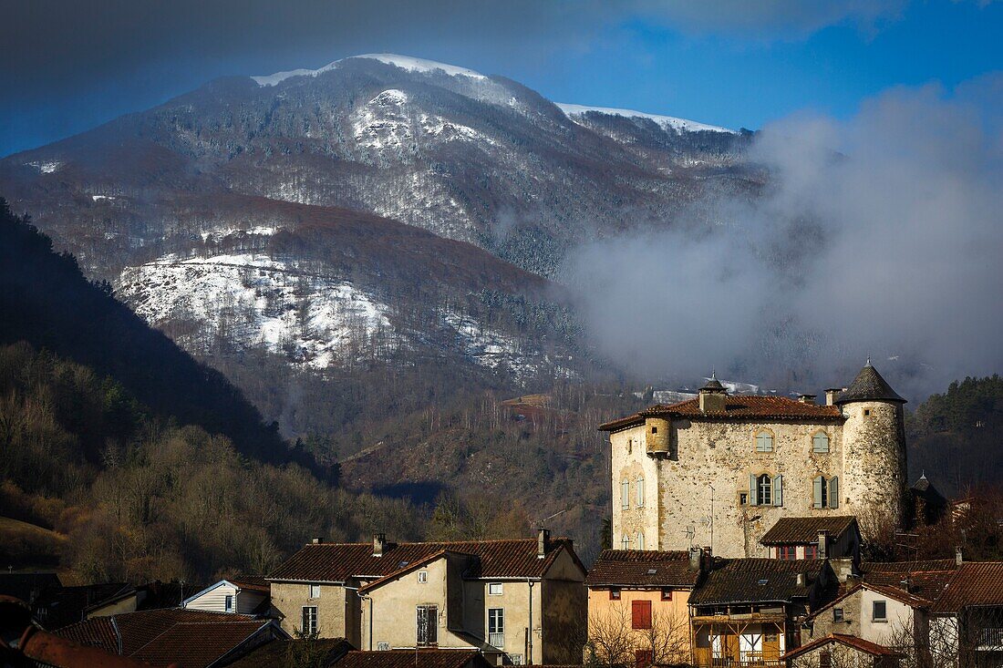 Frankreich, Pyrenäen, Ariege, Seix, Couserans Heritage Interpretation Center, Blick auf das Schloss von Seix im Morgennebel