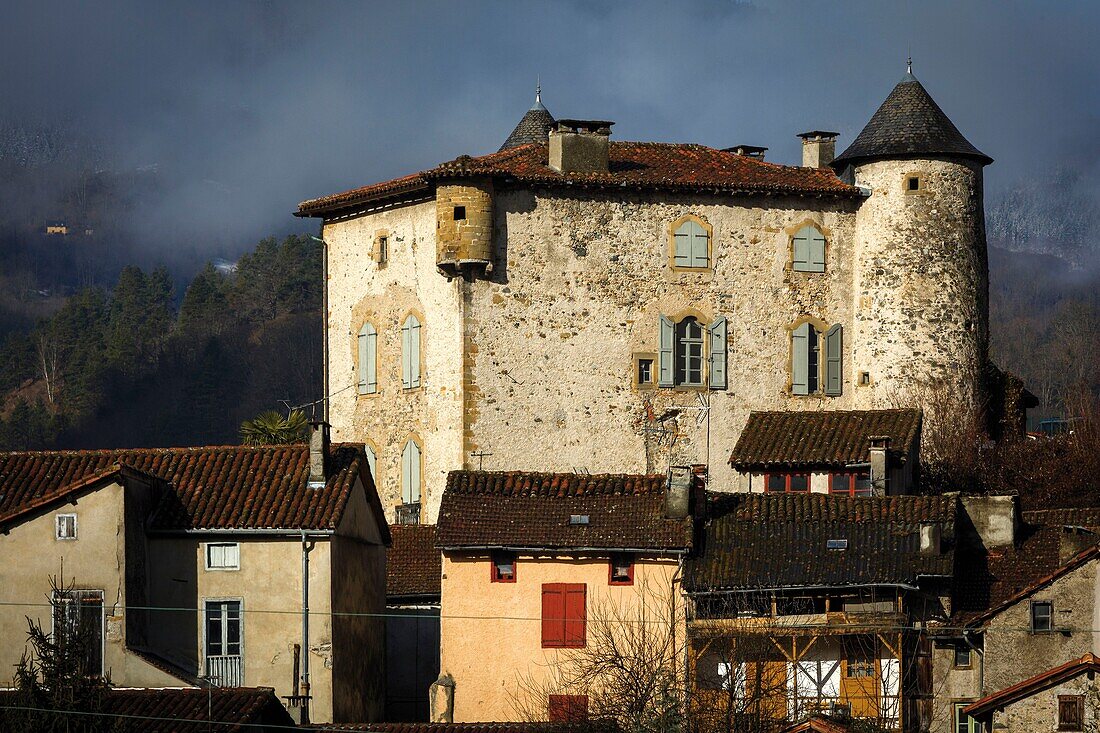Frankreich, Pyrenäen, Ariege, Seix, Couserans Heritage Interpretation Center, Blick auf das Schloss von Seix im Morgennebel
