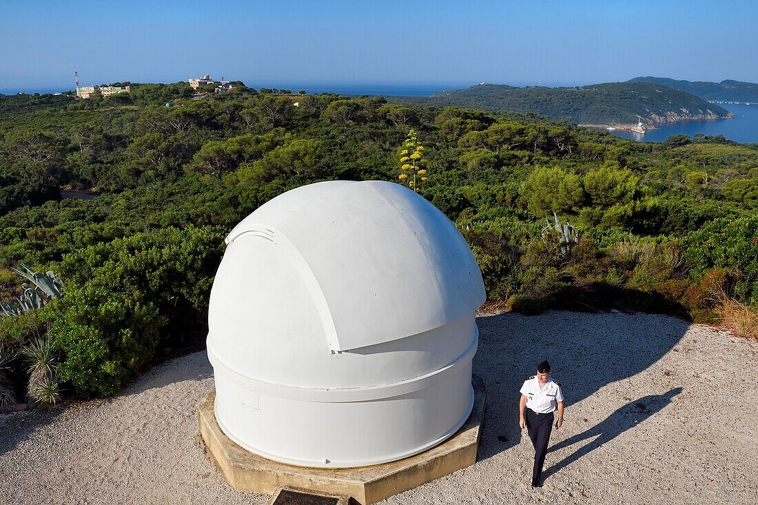 Frankreich, Var, Iles d'Hyeres, Parc national de Port Cros (Nationalpark von Port Cros), Insel Le Levant, Militärzone, optische Station der Verette, der Rüstungsgeneralingenieur François Xavier Dufer, Direktor des Raketentestzentrums DGA