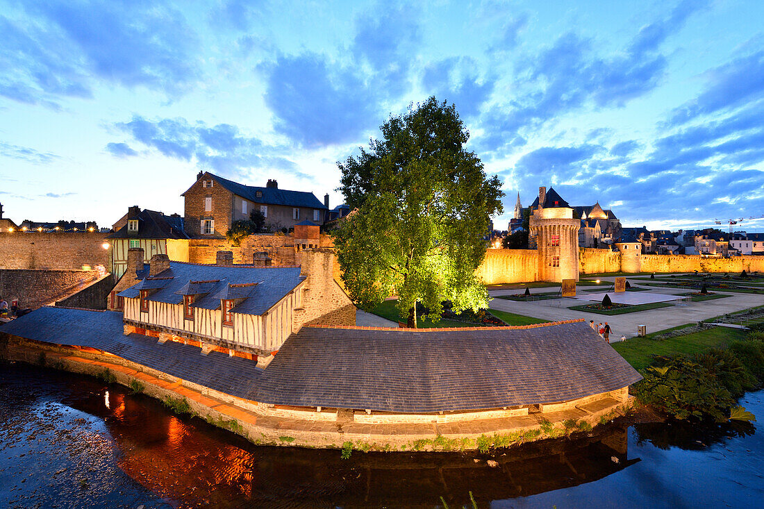 Frankreich, Morbihan, Golf von Morbihan, Vannes, die Stadtmauern, alte Waschhäuser, Fluss La Marle, Connetable-Turm (Kommandant des französischen Turms) und Kathedrale St-Pierre im Hintergrund