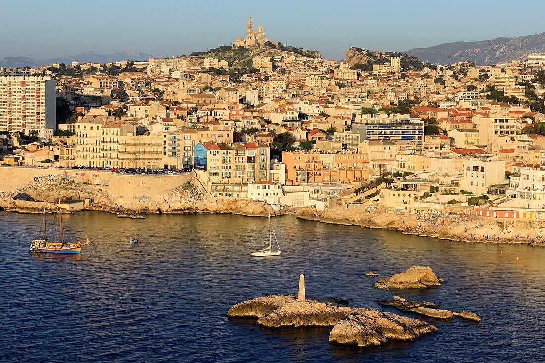 Frankreich, Bouches du Rhone, Marseille, 7. Arrondissement, Stadtteil Endoume, Malmousque-Bucht, Pendus-Felsen, im Hintergrund die Basilika Notre Dame de la Garde (Luftaufnahme)