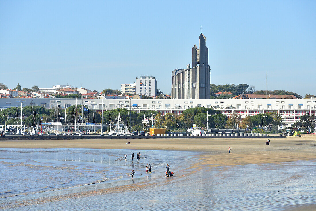 Frankreich, Charente Maritime, Royan, der Strand, die Strandpromenade und die Kirche Notre Dame, komplett in Beton gebaut, entworfen vom Architekten Guillaume Gillet