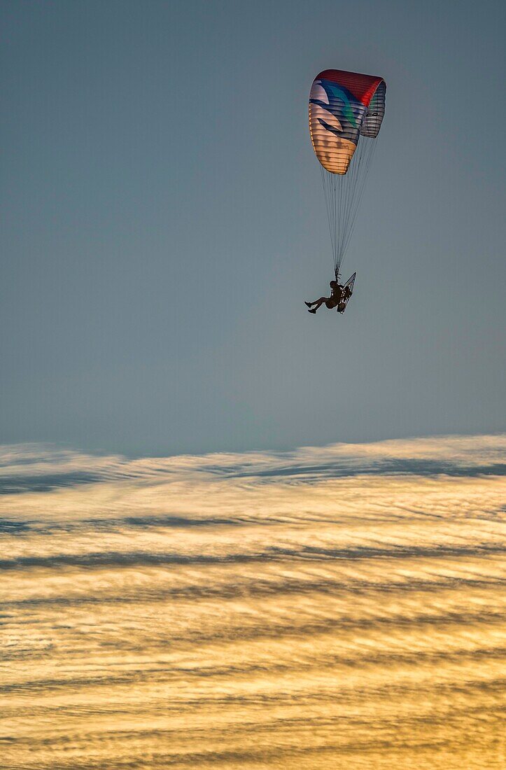 Frankreich, Eure, Les Thilliers en Vexin, Paramotor im Flug, Flügel Apco