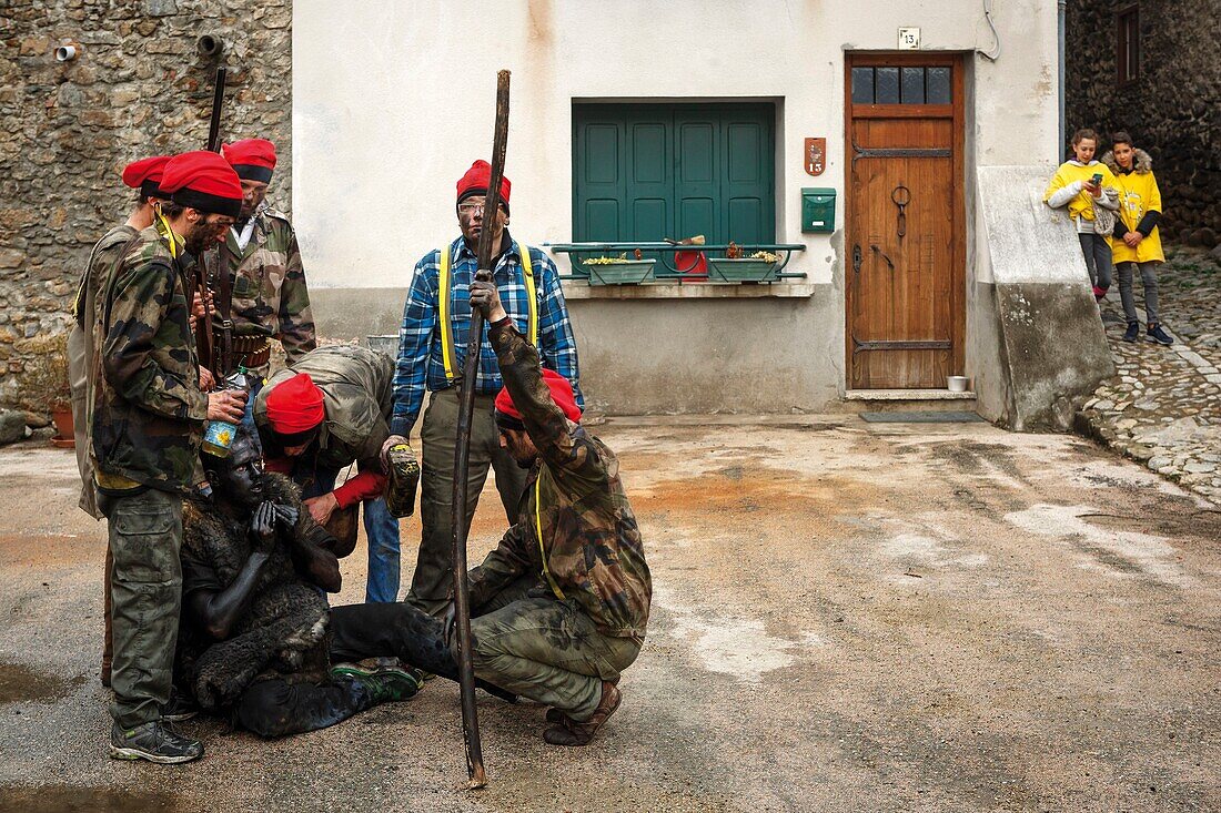 Frankreich, Pyrenees Orientales, Prats-de-Mollo, Lebensszene während des Bärenfestes beim Karneval