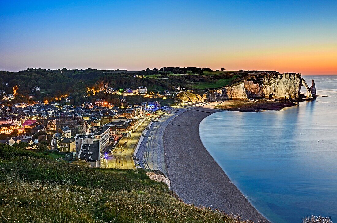 Frankreich, Seine Maritime, Etretat, die Stadt und die Klippen beleuchtet