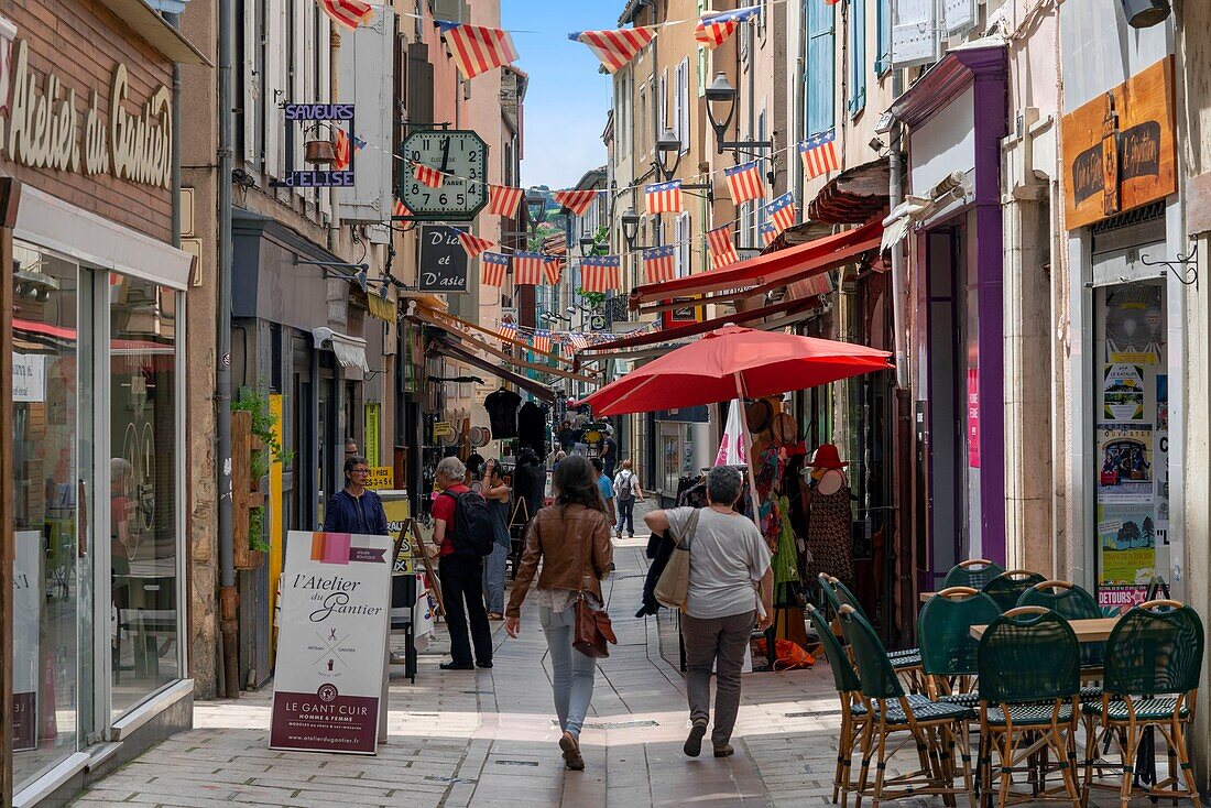 Frankreich, Aveyron, Millau, Droite Straße, geht und kommt von Fußgängern in einer Einkaufsstraße