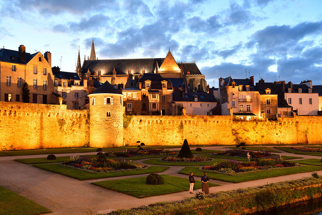 Frankreich, Morbihan, Golf von Morbihan, Vannes, Gesamtansicht der Festungsmauern und des Gartens, im Hintergrund die Kathedrale St-Pierre