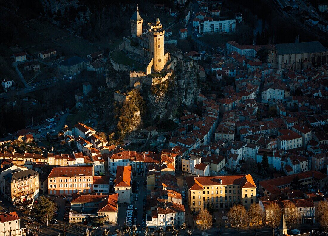 Frankreich, Pyrenäen, Ariege, Foix, Luftaufnahme der Stadt Foix und ihres Schlosses