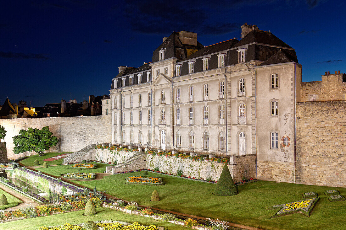 Frankreich, Morbihan, Golf von Morbihan, Vannes, Stadtmauer, Schloss l'Hermine und Garten