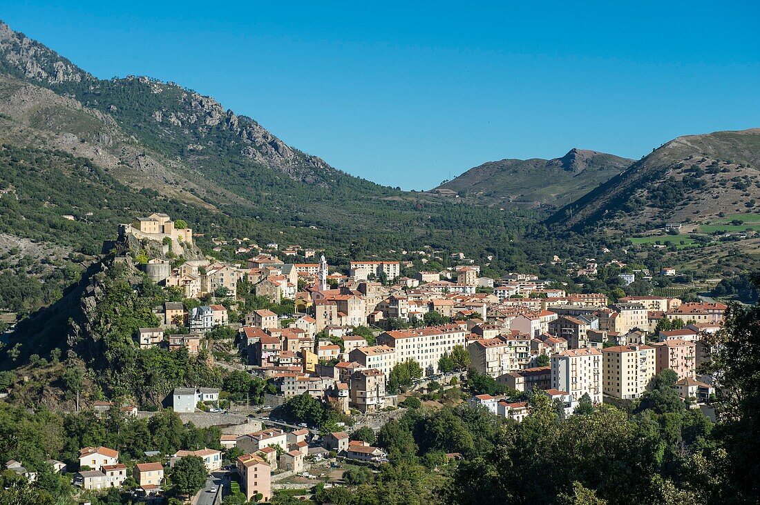 Frankreich, Haute Corse, Corte, Gesamtansicht der Stadt vom Weg der Punta di U Corbu aus