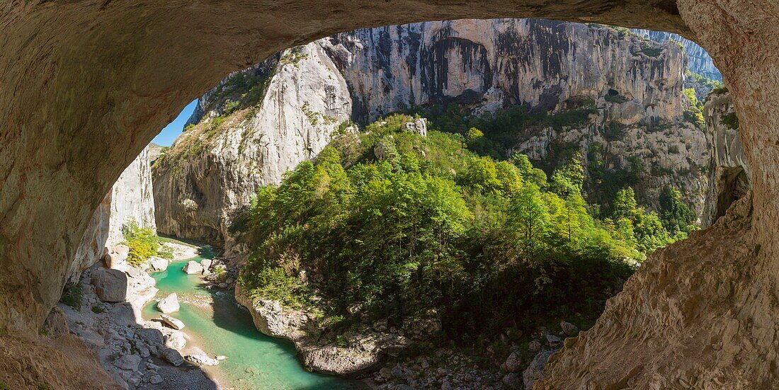 Frankreich, Alpes-de-Haute-Provence, Regionaler Naturpark Verdon, Grand Canyon du Verdon, der Fluss Verdon am Eingang zum Samson-Korridor, vom Weg Blanc-Martel auf dem GR4 aus gesehen
