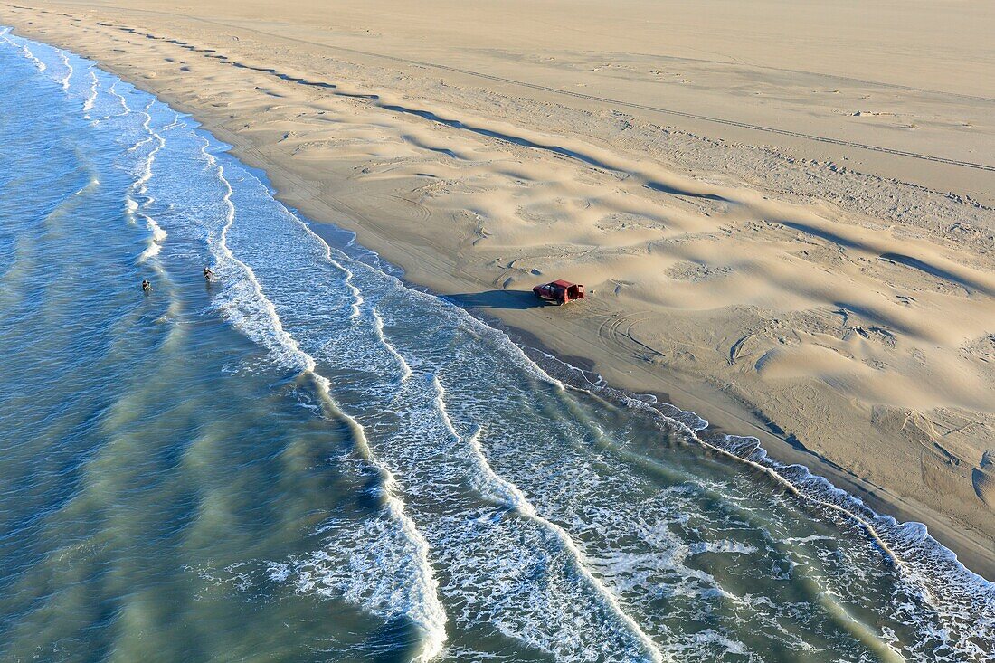 Frankreich, Bouches du Rhone, Regionaler Naturpark Camargue, Saintes Maries de la Mer, Strand von Beauduc, Angeln in Tellin (Luftaufnahme)