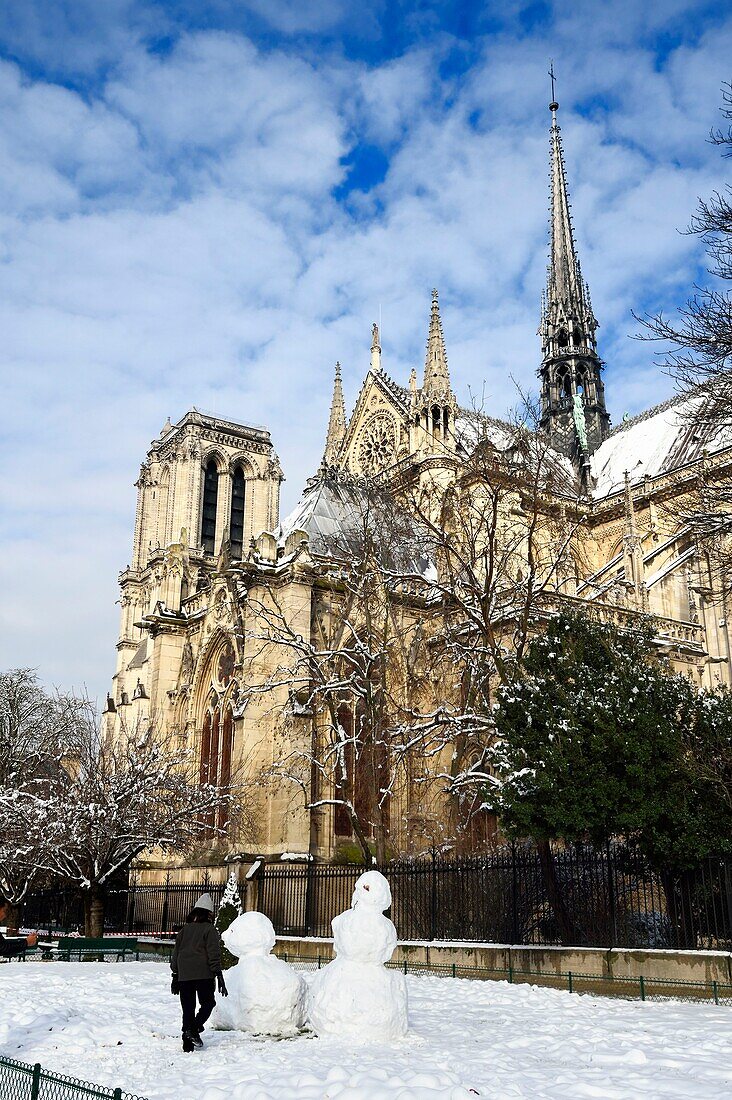 Frankreich, Paris, von der UNESCO als Weltkulturerbe eingestuftes Gebiet, die Ufer der Seine, die Kathedrale Notre Dame unter dem Schnee auf der Ile de la Cité und der öffentliche Garten Jean XXIII auf dem quai de l'Archevêché, Schneemann