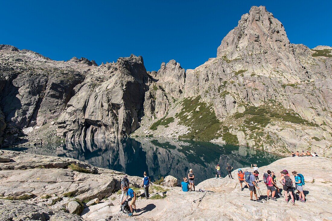 Frankreich, Haute Corse, Corte, Restonica-Tal, Regionaler Naturpark mit Blick auf den Capitello-See und die Spitze der 7 Seen und Capitello