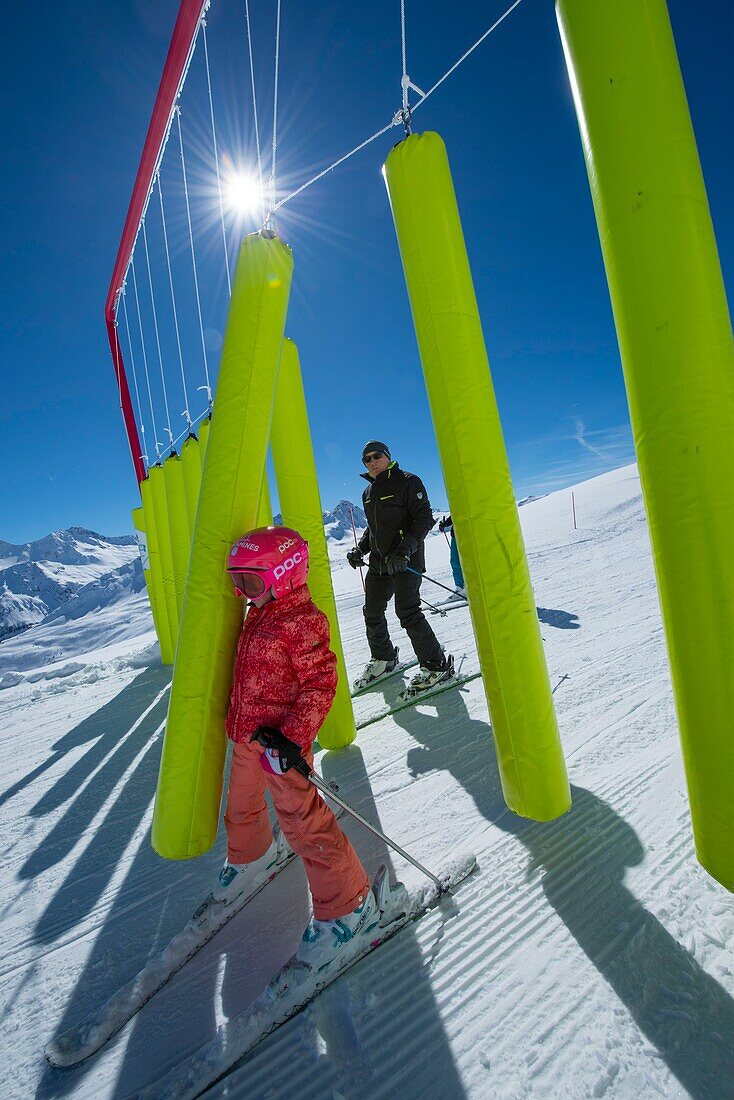 Frankreich, Haute Savoie, Massiv des Mont Blanc, die Contamines Montjoie, auf den Skipisten in Familie im Ludo-Park