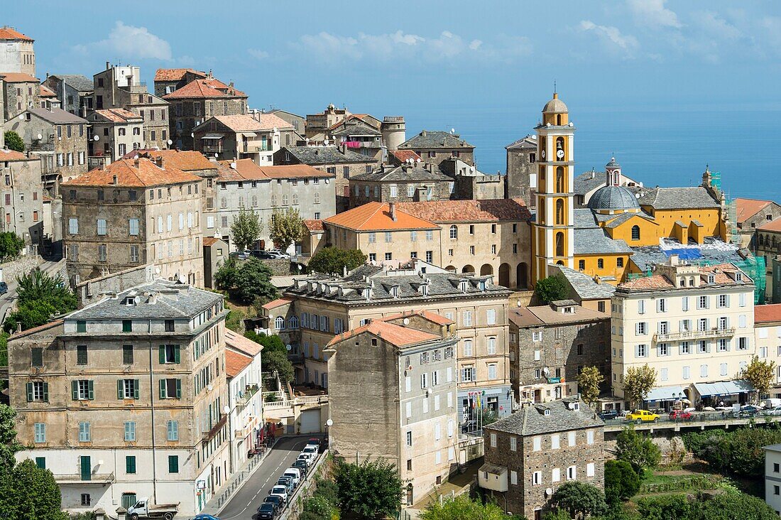 Frankreich, Haute Corse, Cervione, Gesamtansicht des Dorfes mit der Kathedrale Saint Erasmus