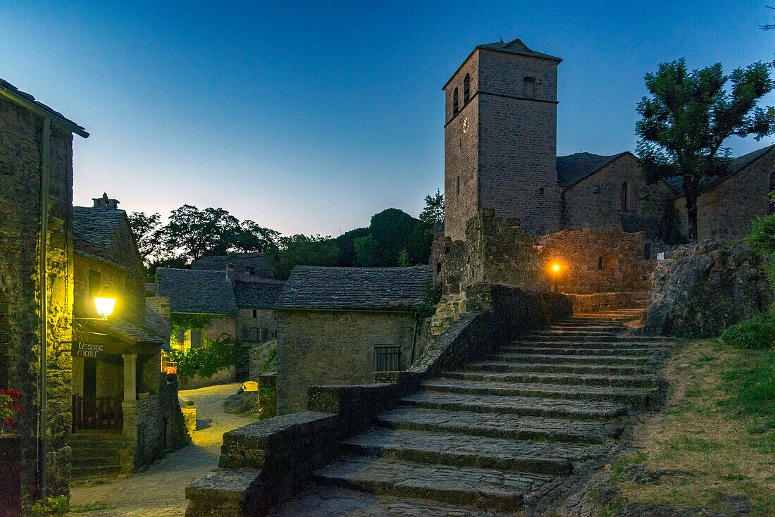 Frankreich, Aveyron, La Couvertoirade, mit dem Titel Les Plus Beaux Villages de France (Die schönsten Dörfer Frankreichs), Steintreppe zur Kirche Holy Cristol aus dem XIV. Jahrhundert auf einem Felsen in der Abenddämmerung