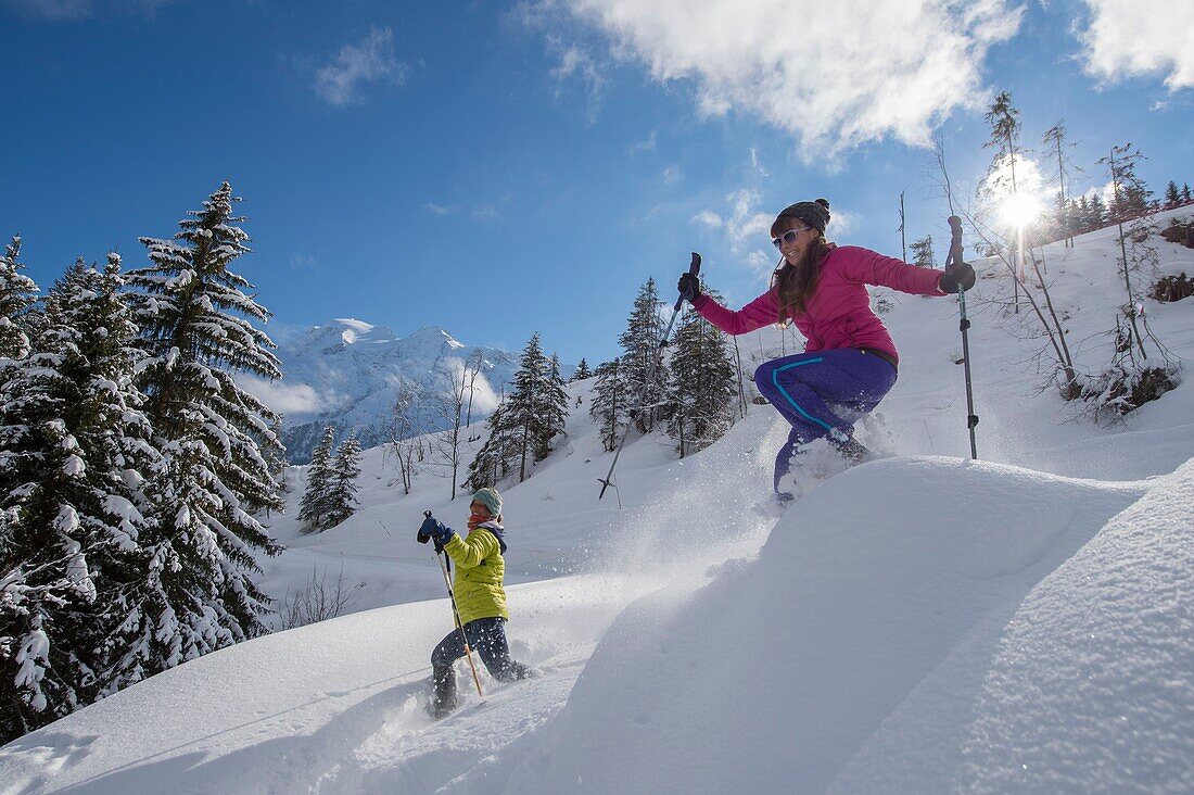 Frankreich, Haute Savoie, Massiv des Mont Blanc, die Contamines Montjoie, Spuren in Schlägern mit Schnee von den Spuren der Etappe in Richtung der Hütte von Joux