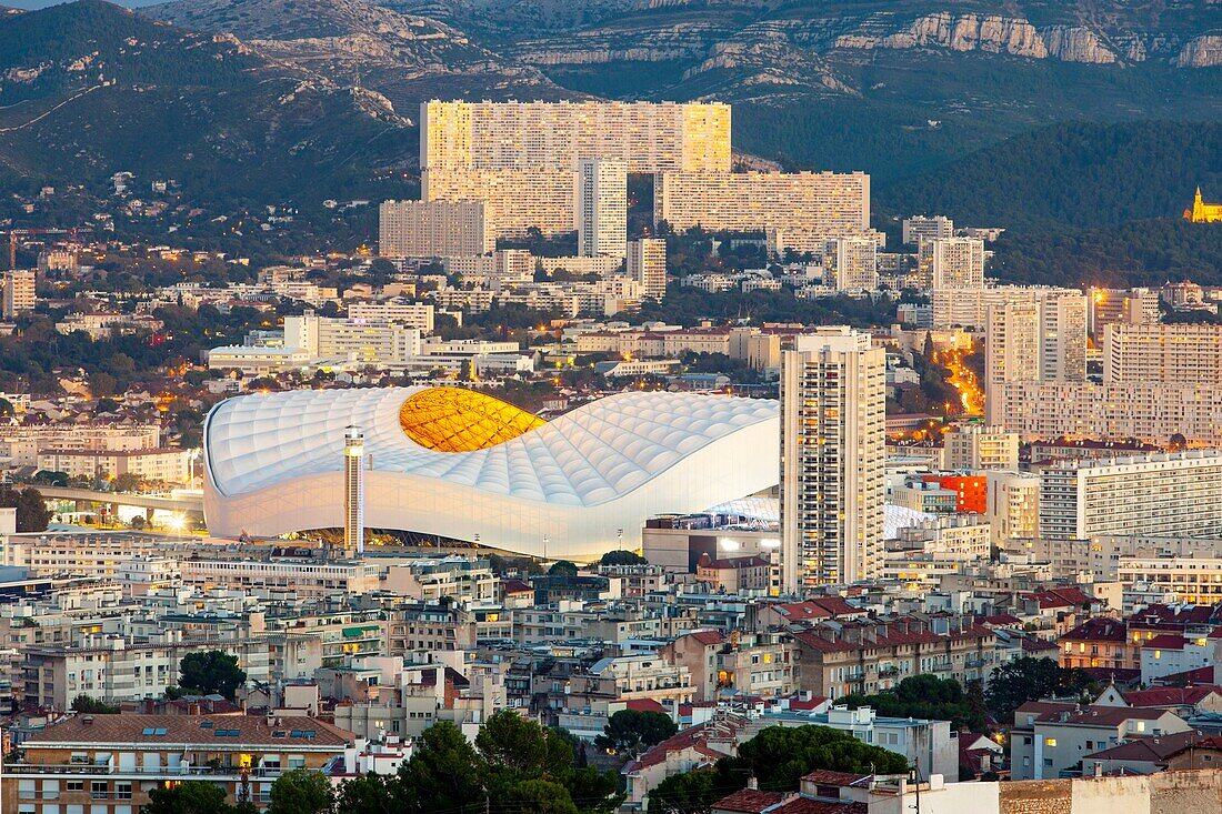 Frankreich, Bouches du Rhone, Marseille, das Velodrome-Stadion und der Stadtteil La Panouse, ein großer Komplex mit 2.200 Wohnungen namens La Rouviere