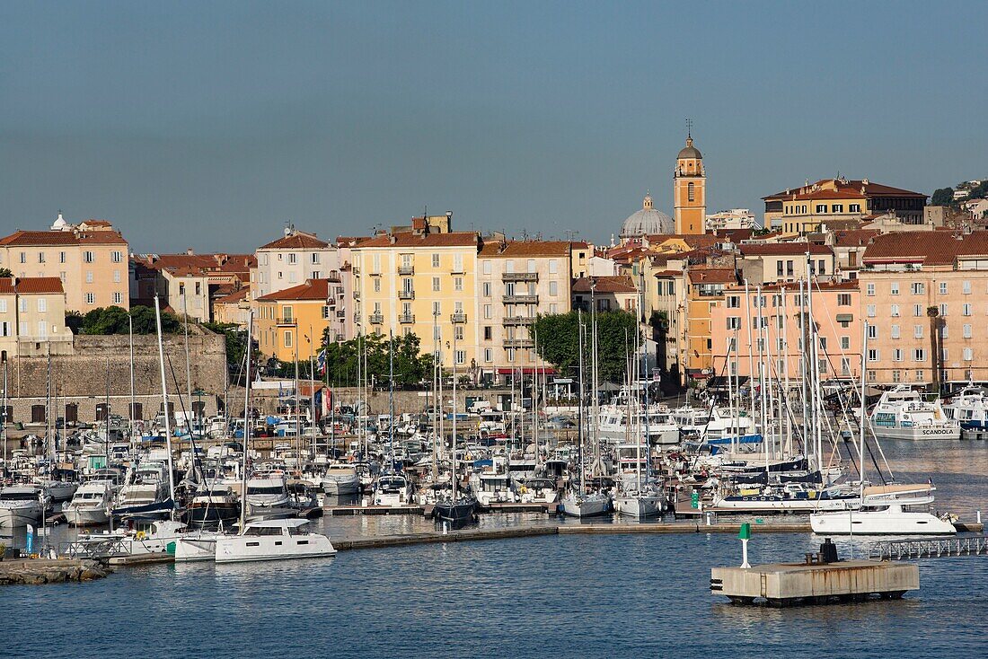 Frankreich, Corse du Sud, Ajaccio, der Yachthafen Tino Rossi und die Altstadt