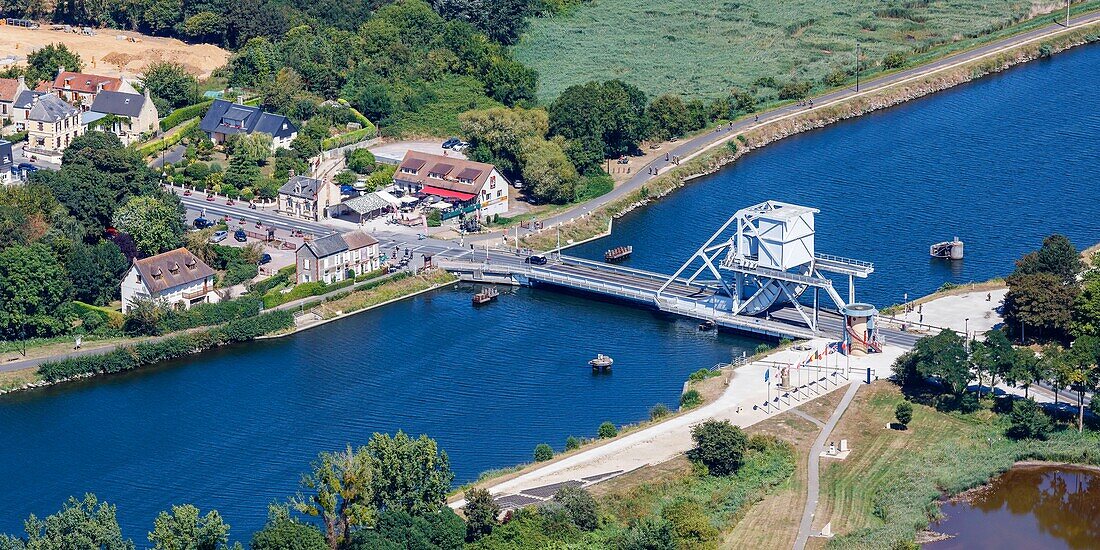 Frankreich, Calvados, Benouville, Benouville-Brücke oder Pegasus-Brücke über den Kanal von Caen zum Meer, freigegeben am 6. Juni 1944 von einem britischen Kommando (Luftaufnahme)