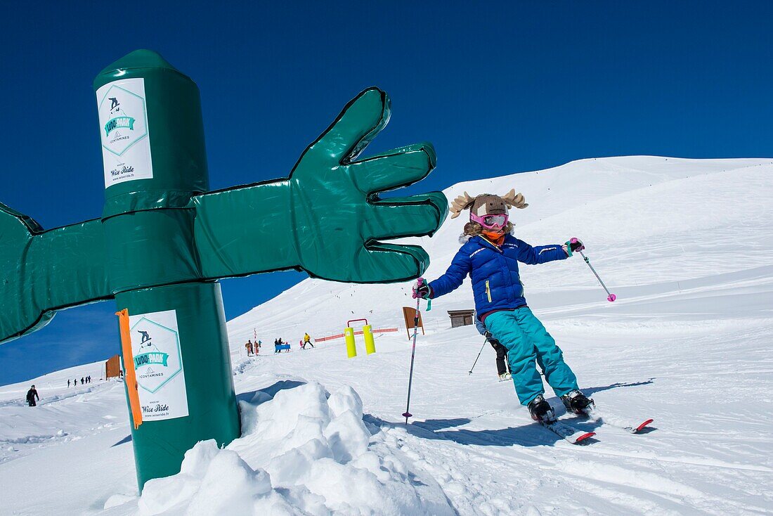 Frankreich, Haute Savoie, Massiv des Mont Blanc, die Contamines Montjoie, auf dem Skigebiet, das Kind im Ludopark