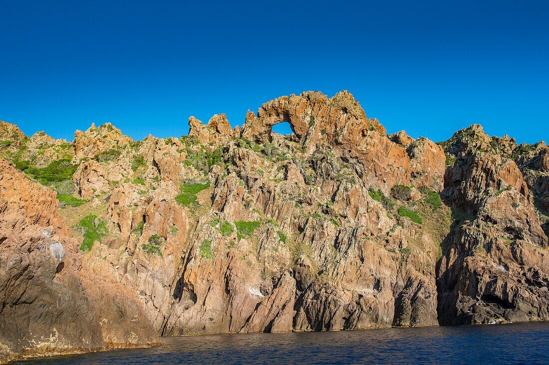 Frankreich, Corse du Sud, Porto, Golf von Porto, von der UNESCO zum Weltkulturerbe erklärt, die gequälten Klippen mit ockerfarbenen Schattierungen des Naturschutzgebietes von Scandola Naturbogen