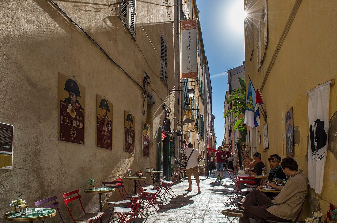 Frankreich, Corse du Sud, Ajaccio, in der Rue Saint Charles grenzt die Terrasse des Bistros la casa Bonaparte an das Nationalmuseum