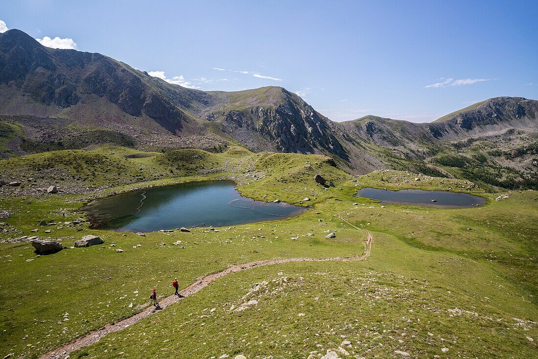 Frankreich, Alpes Maritimes, Nationalpark Mercantour, Haute Vésubie, Wanderung in der Madone des Fenestre-Tals, Wanderer in der Nähe der Seen von Prals (2280m)