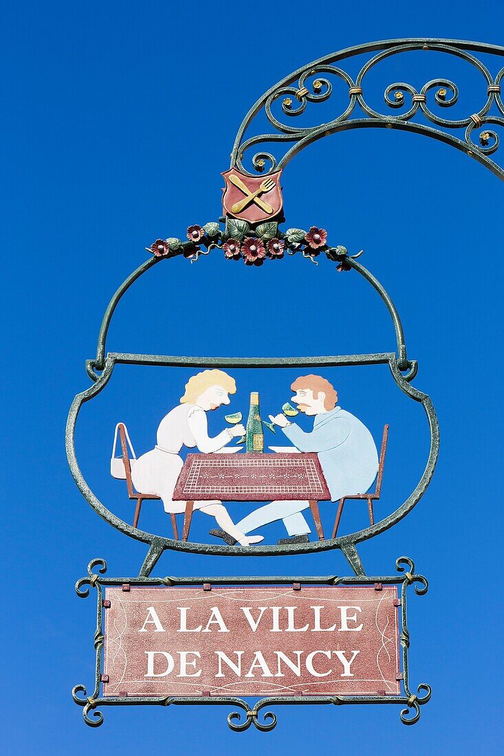 Frankreich, Haut Rhin, Route des Vins d'Alsace, Eguisheim mit der Bezeichnung Les Plus Beaux Villages de France (Eines der schönsten Dörfer Frankreichs), Ladenschild