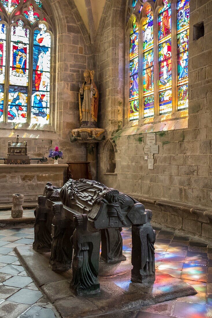 Frankreich, Finistere, Locronan mit der Aufschrift Die schönsten Dörfer Frankreichs, Das Grabmal des Heiligen Ronan aus Kersanton-Stein, getragen von sechs Engeln mit Wappen