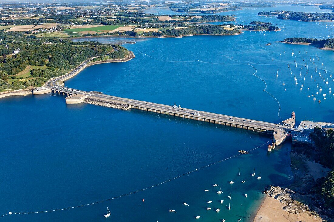 Frankreich, Ille et Vilaine, Saint Malo, Gezeitenkraftwerk an der Rance (Luftaufnahme)