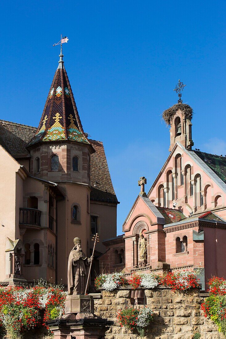 Frankreich, Haut Rhin, Route des Vins d'Alsace, Eguisheim (eines der schönsten Dörfer Frankreichs), Place du Chateau (Schlossplatz), der Brunnen mit der Statue von Papst Leo dem Neunten und die Kapelle Leo der Neunte im Hintergrund