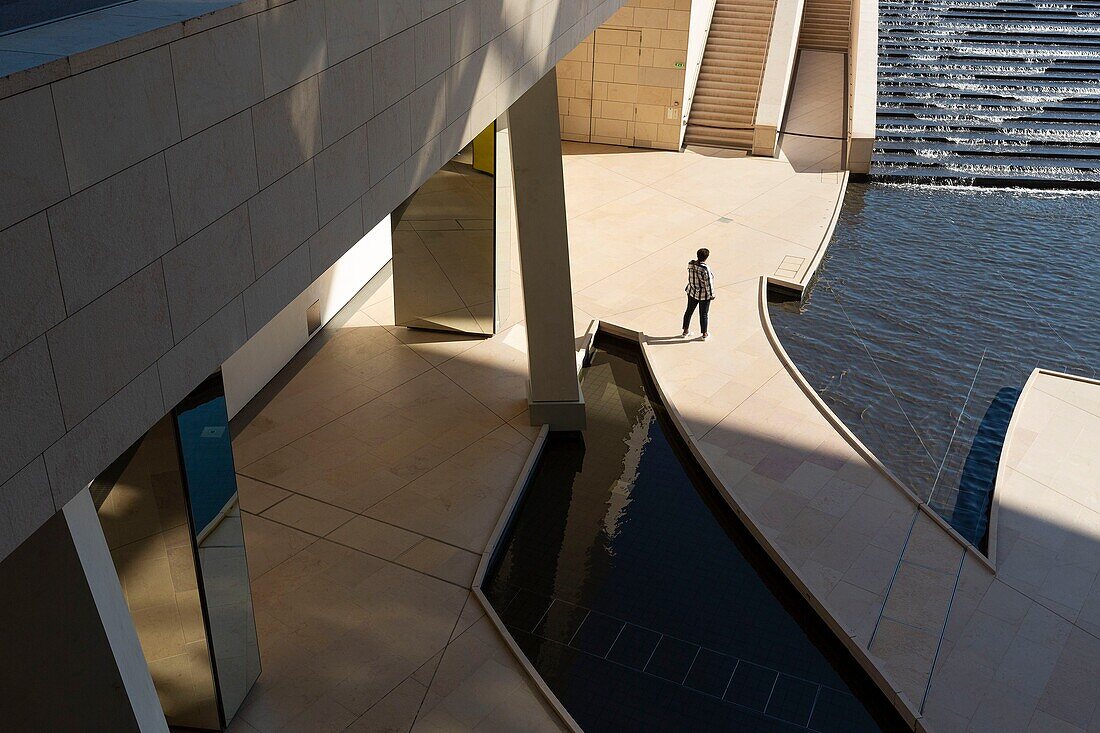 Frankreich, Paris, Bois de Boulogne, Fondation Louis Vuitton von Frank Gehry, das Wasserbecken und das Kunstwerk von Olafur Eliason, Inside the Horizon (2014)